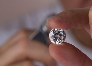 How to Identify Fake Diamonds from Real Ones